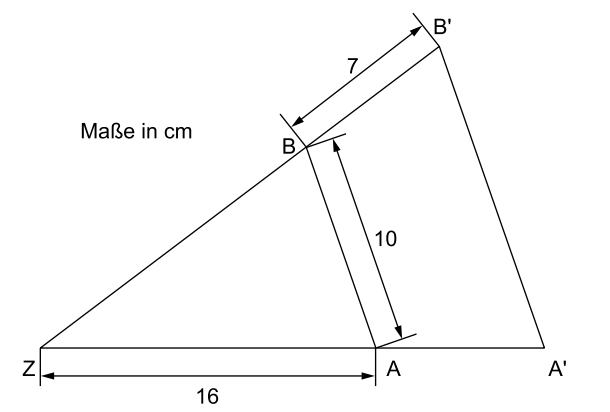 Geometrische Zeichnung mit Strecken und Maßangaben in cm.